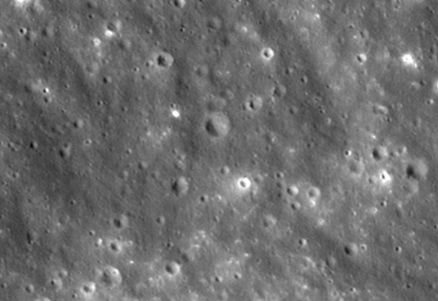 Η NASA έδωσε τις πιο καθαρές εικόνες από τον κρατήρα διαμέτρου 18 μ. που άνοιξε στη Σελήνη πύραυλος της SpaceX