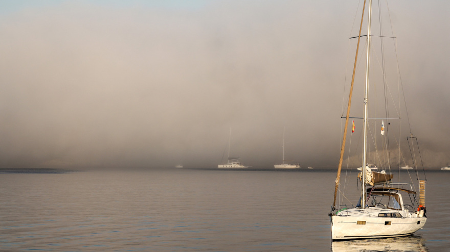 Sea smoke: Τι είναι το φαινόμενο που "έκρυψε" νησιά και πλοία στις Κυκλάδες (vid) 4 Τι είναι το φαινόμενο sea smoke που «εξαφάνισε» παραλίες και νησιά, απόκοσμες εικόνες από τις Κυκλάδες