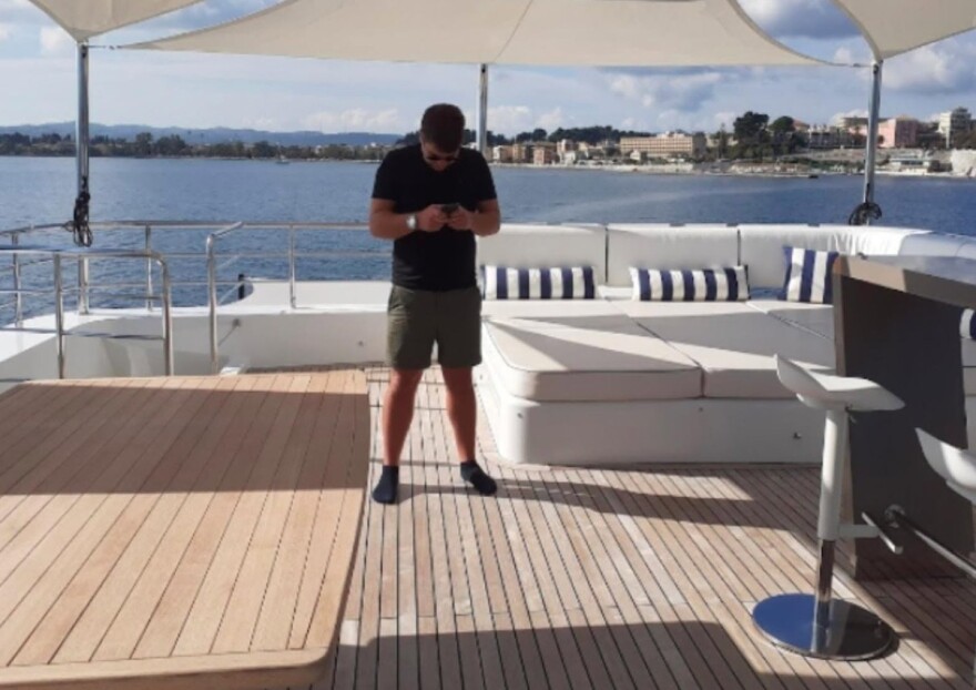 Βρετανός απατεώνας παρίστανε τον εκατομμυριούχο και «έγδυσε» 4 γυναίκες που γνώρισε μέσω Tinder, πάνω από 79.000 ευρώ η λεία του