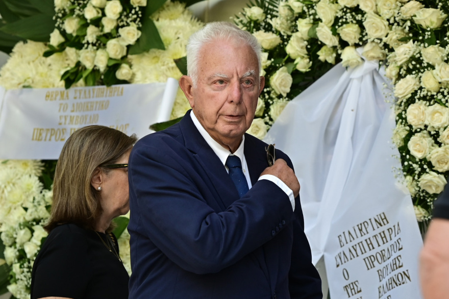 Το τελευταίο «αντίο» στον Στέφανο Μάνο, ποιοι έδωσαν το παρών στην κηδεία του - Δείτε φωτογραφίες