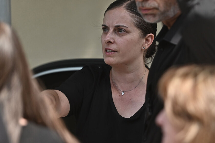 Συγκίνηση στο τελευταίο αντίο στον Δημήτρη Κόκοτα: «Ξέρω ότι θα μας προσέχει, τον ευχαριστώ για το παιδί μας» είπε η σύζυγός του στον επικήδειο