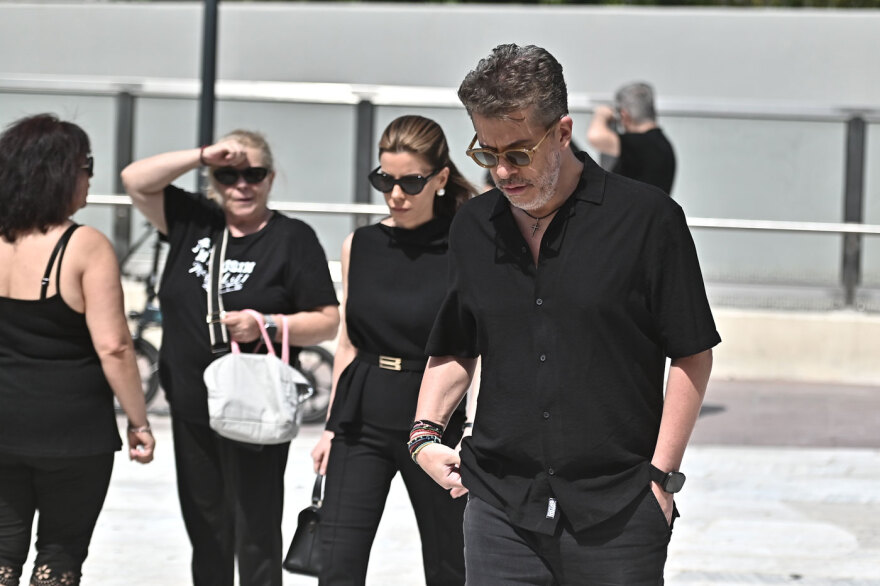 Συγγενείς, φίλοι και καλλιτέχνες στο τελευταίο αντίο στον Δημήτρη Κόκοτα, συντετριμμένη η σύζυγός του