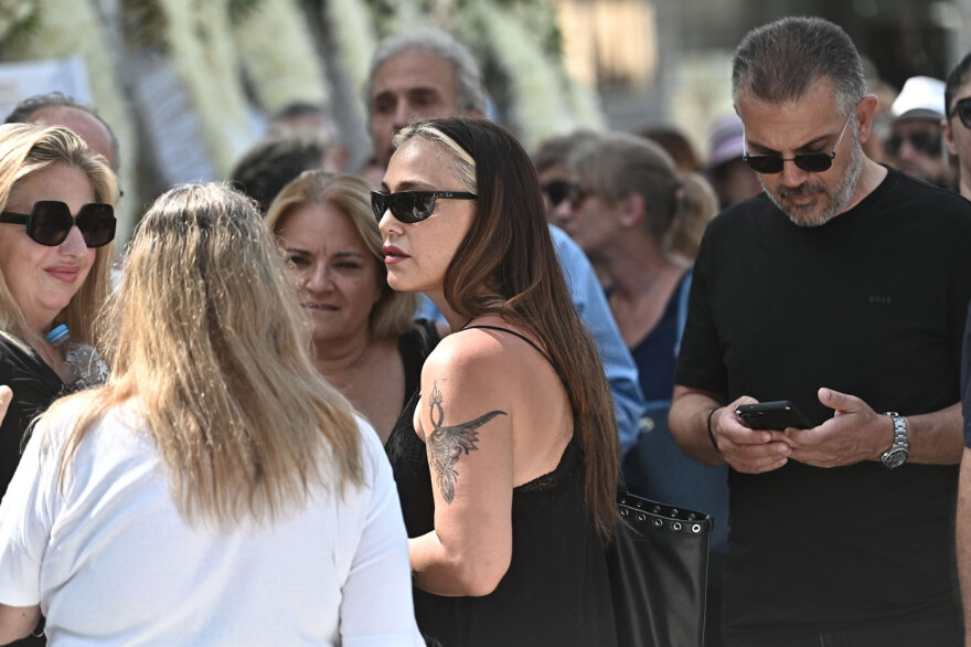 Συγγενείς, φίλοι και καλλιτέχνες στο τελευταίο αντίο στον Δημήτρη Κόκοτα, συντετριμμένη η σύζυγός του