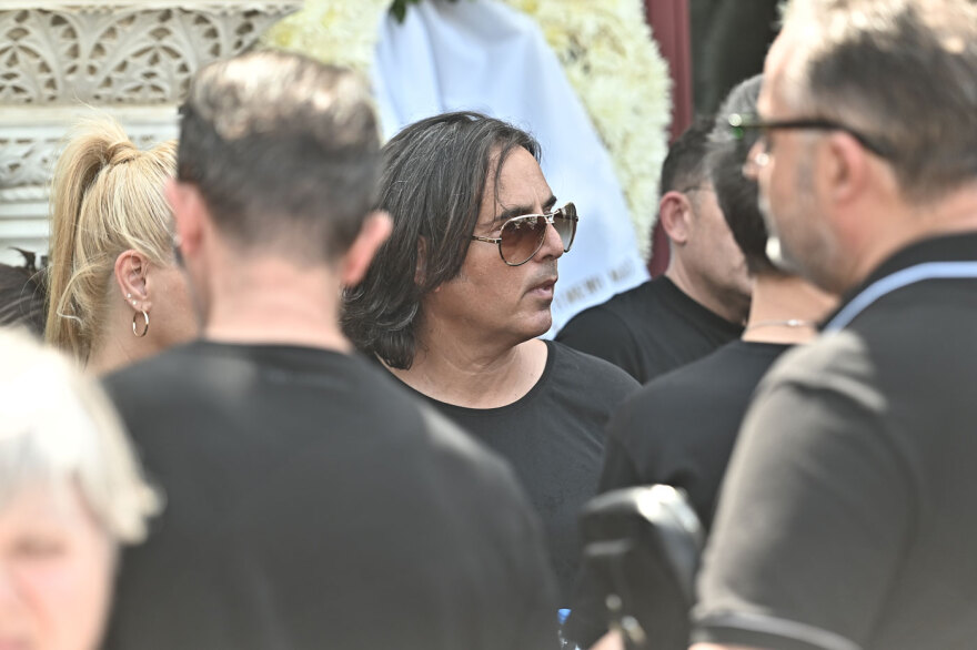 Συγγενείς, φίλοι και καλλιτέχνες στο τελευταίο αντίο στον Δημήτρη Κόκοτα, συντετριμμένη η σύζυγός του