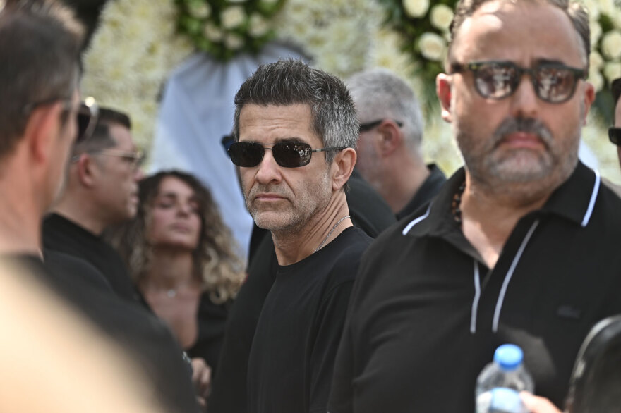 Συγγενείς, φίλοι και καλλιτέχνες στο τελευταίο αντίο στον Δημήτρη Κόκοτα, συντετριμμένη η σύζυγός του