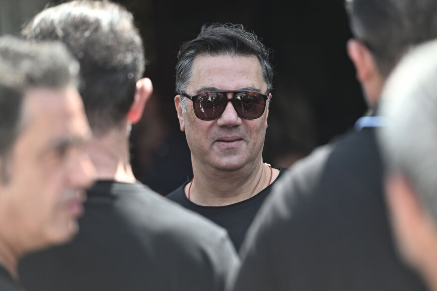 Συγγενείς, φίλοι και καλλιτέχνες στο τελευταίο αντίο στον Δημήτρη Κόκοτα, συντετριμμένη η σύζυγός του