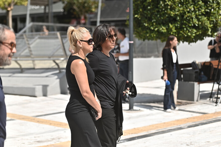 Συγκίνηση στο τελευταίο αντίο στον Δημήτρη Κόκοτα: «Ξέρω ότι θα μας προσέχει, τον ευχαριστώ για το παιδί μας» είπε η σύζυγός του στον επικήδειο