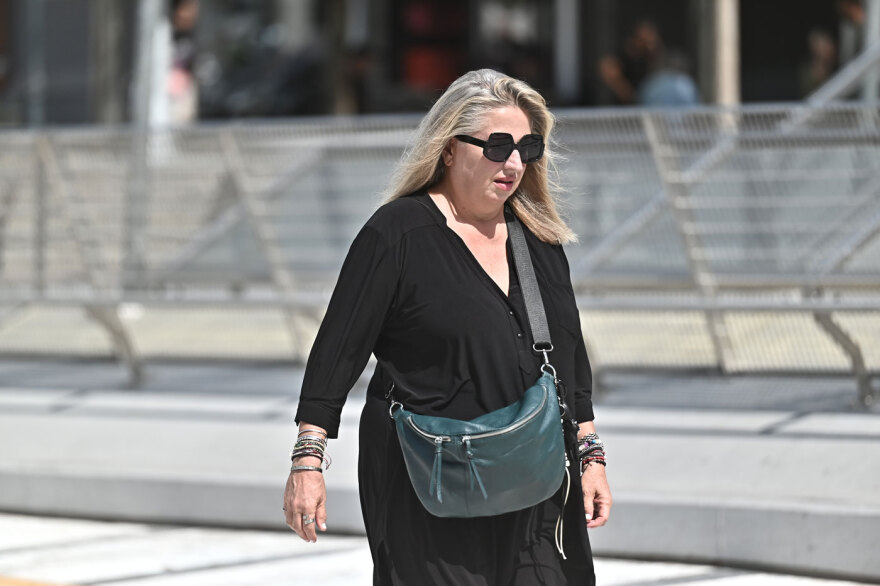 Πλήθος κόσμου στην κηδεία του Δημήτρη Κόκοτα, συντετριμμένη η σύζυγός του