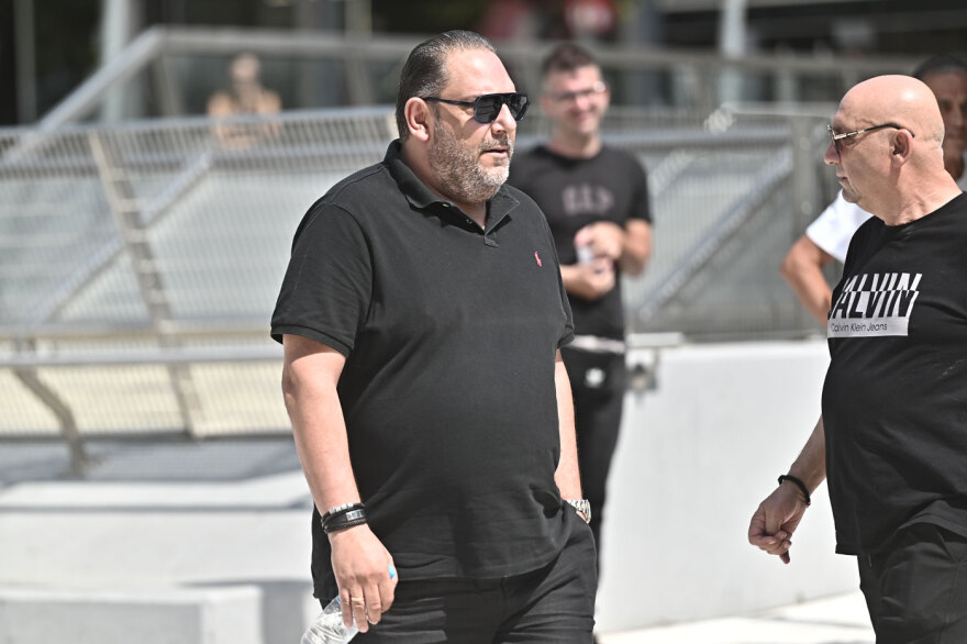 Συγγενείς, φίλοι και καλλιτέχνες στο τελευταίο αντίο στον Δημήτρη Κόκοτα, συντετριμμένη η σύζυγός του