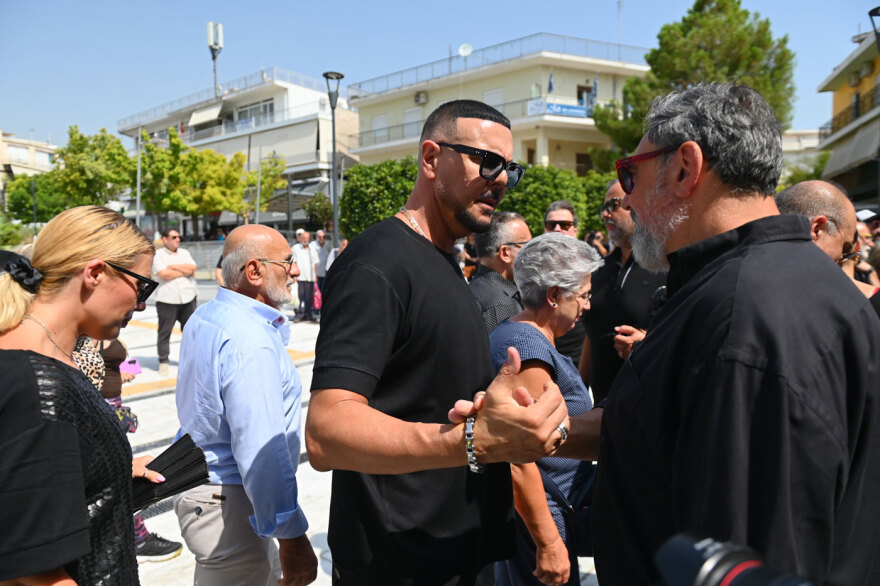 Συγγενείς, φίλοι και καλλιτέχνες στο τελευταίο αντίο στον Δημήτρη Κόκοτα, συντετριμμένη η σύζυγός του