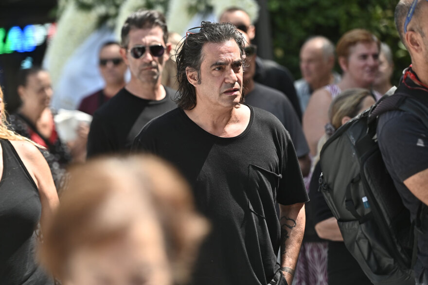 Συγγενείς, φίλοι και καλλιτέχνες στο τελευταίο αντίο στον Δημήτρη Κόκοτα, συντετριμμένη η σύζυγός του