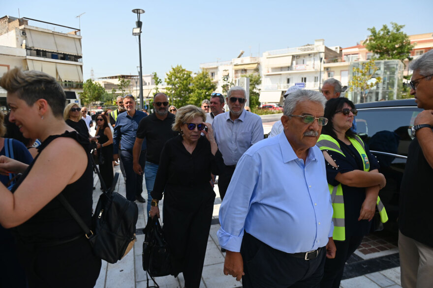 Συγγενείς, φίλοι και καλλιτέχνες στο τελευταίο αντίο στον Δημήτρη Κόκοτα, συντετριμμένη η σύζυγός του