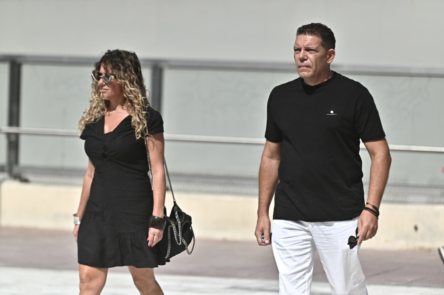 Πλήθος κόσμου στην κηδεία του Δημήτρη Κόκοτα, συντετριμμένη η σύζυγός του