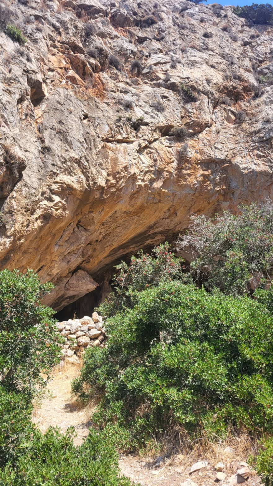 Το εντυπωσιακό σπήλαιο της Ηρακλειάς που κρύβεται πίσω από μια μικρή τρύπα σε έναν βράχο, μπαίνεις έρποντας, δείτε εικόνες