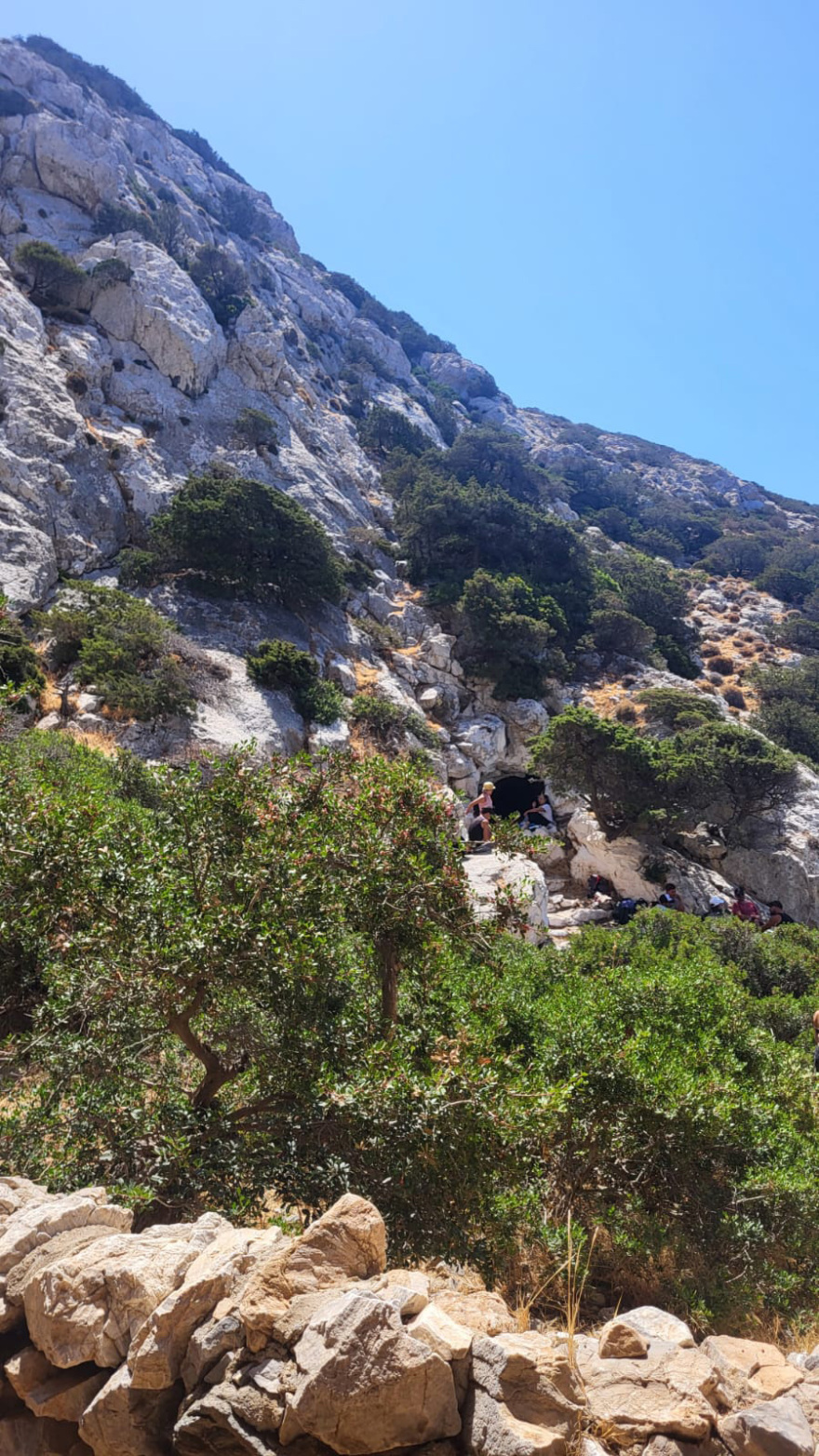 Το εντυπωσιακό σπήλαιο της Ηρακλειάς που κρύβεται πίσω από μια μικρή τρύπα σε έναν βράχο, μπαίνεις έρποντας, δείτε εικόνες
