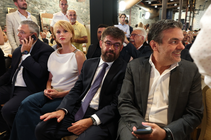 Το οικονομικό πρόγραμμα του Τσίπρα: Αυξήσεις σε γιατρούς, νοσηλευτές, εκπαιδευτικούς, επίδομα 500 ευρώ για φοιτητές, κατώτατο μισθό 1000 ευρώ, μείωση ΦΠΑ