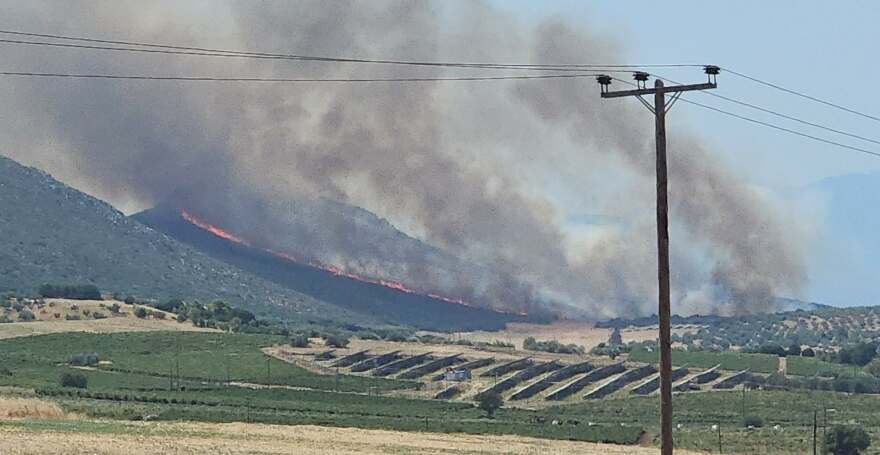 Φωτιά στον Μύτικα Θήβας, καίει κοντά σε φωτοβολταϊκό πάρκο, 8 αεροσκάφη στη μάχη