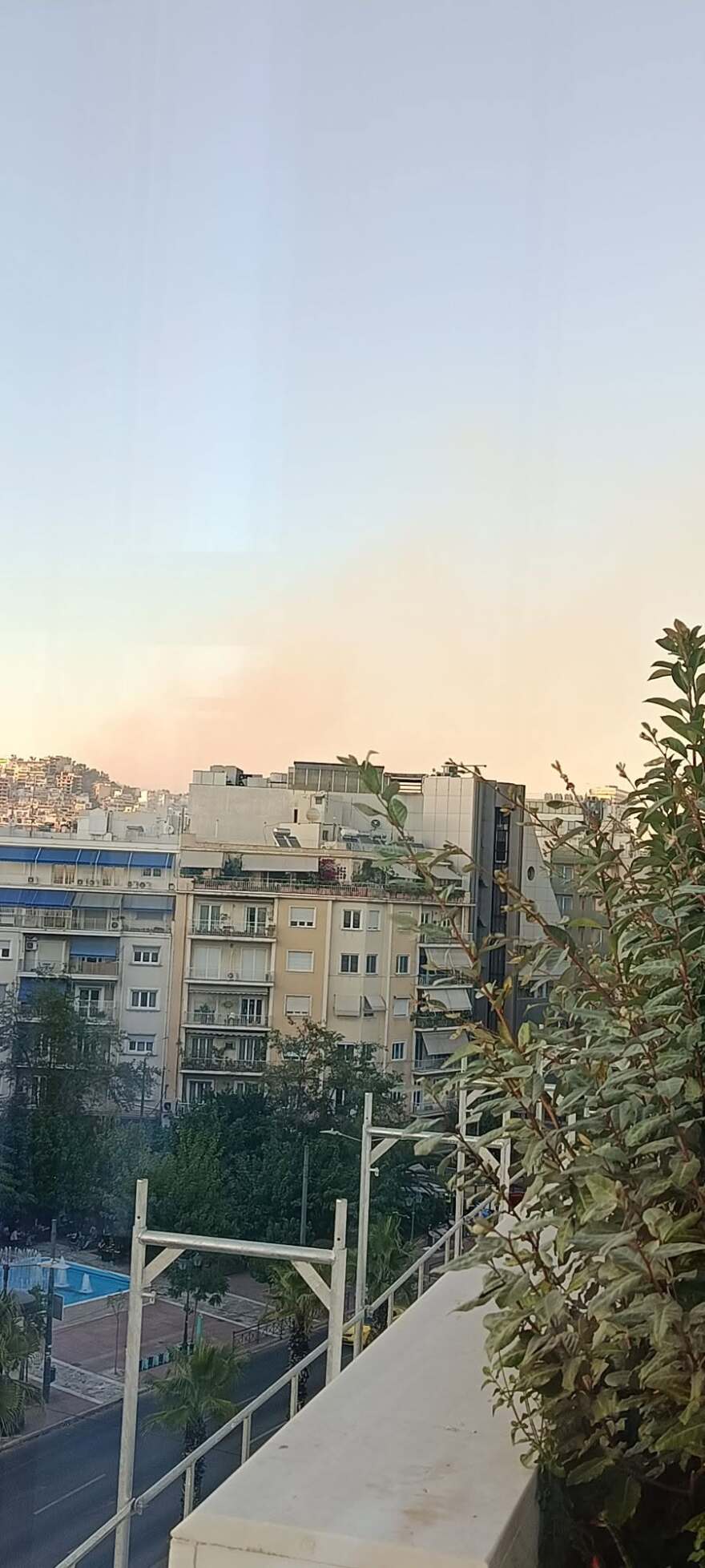 Φωτιά στο Ψυχικό, μεγάλη κινητοποίηση της πυροσβεστικής, επιχειρούν και δύο ελικόπτερα - Δείτε βίντεο 