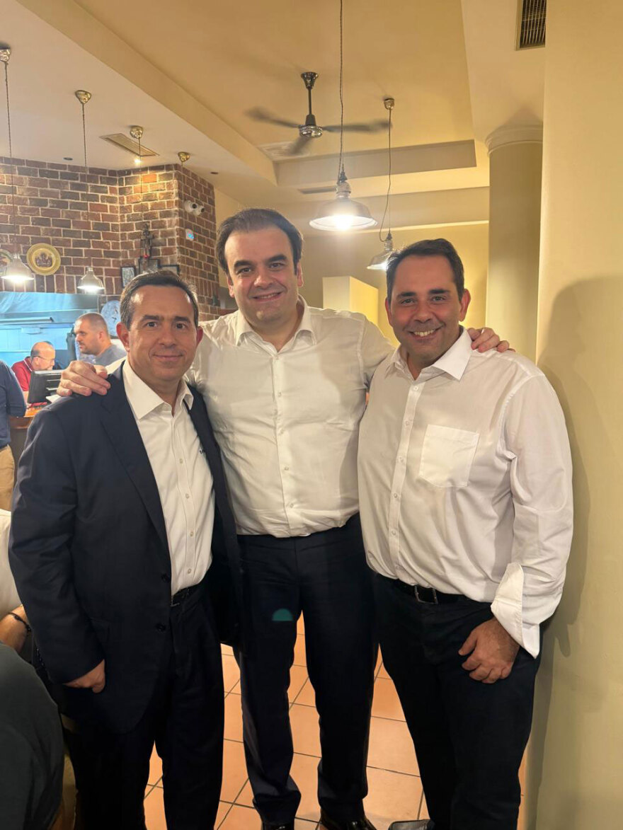 Δείπνο Πιερρακάκη με 45 βουλευτές της ΝΔ από τη βόρεια Ελλάδα: Σουτζουκάκια και γύρος στη θρυλική «Διαγώνιο», δείτε φωτογραφίες