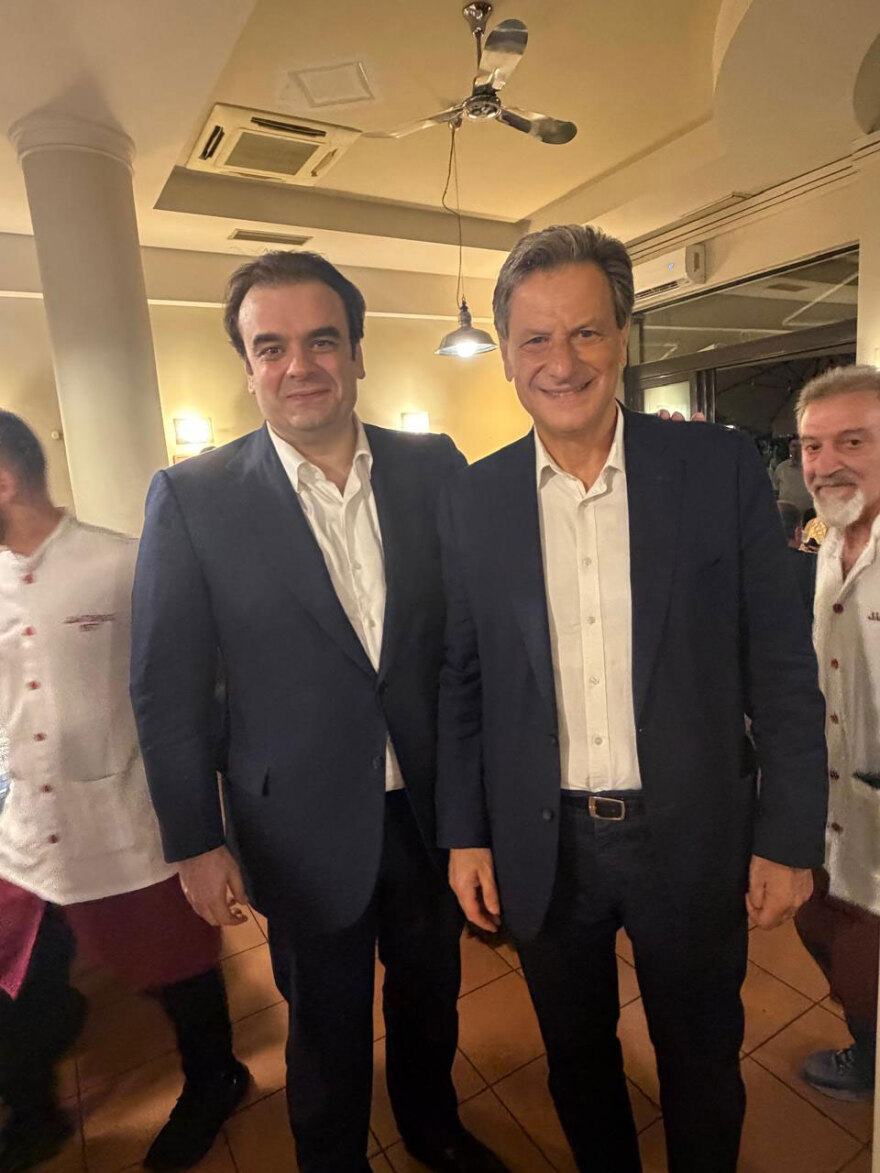 Δείπνο Πιερρακάκη με 45 βουλευτές της ΝΔ από τη βόρεια Ελλάδα: Σουτζουκάκια και γύρος στη θρυλική «Διαγώνιο», δείτε φωτογραφίες