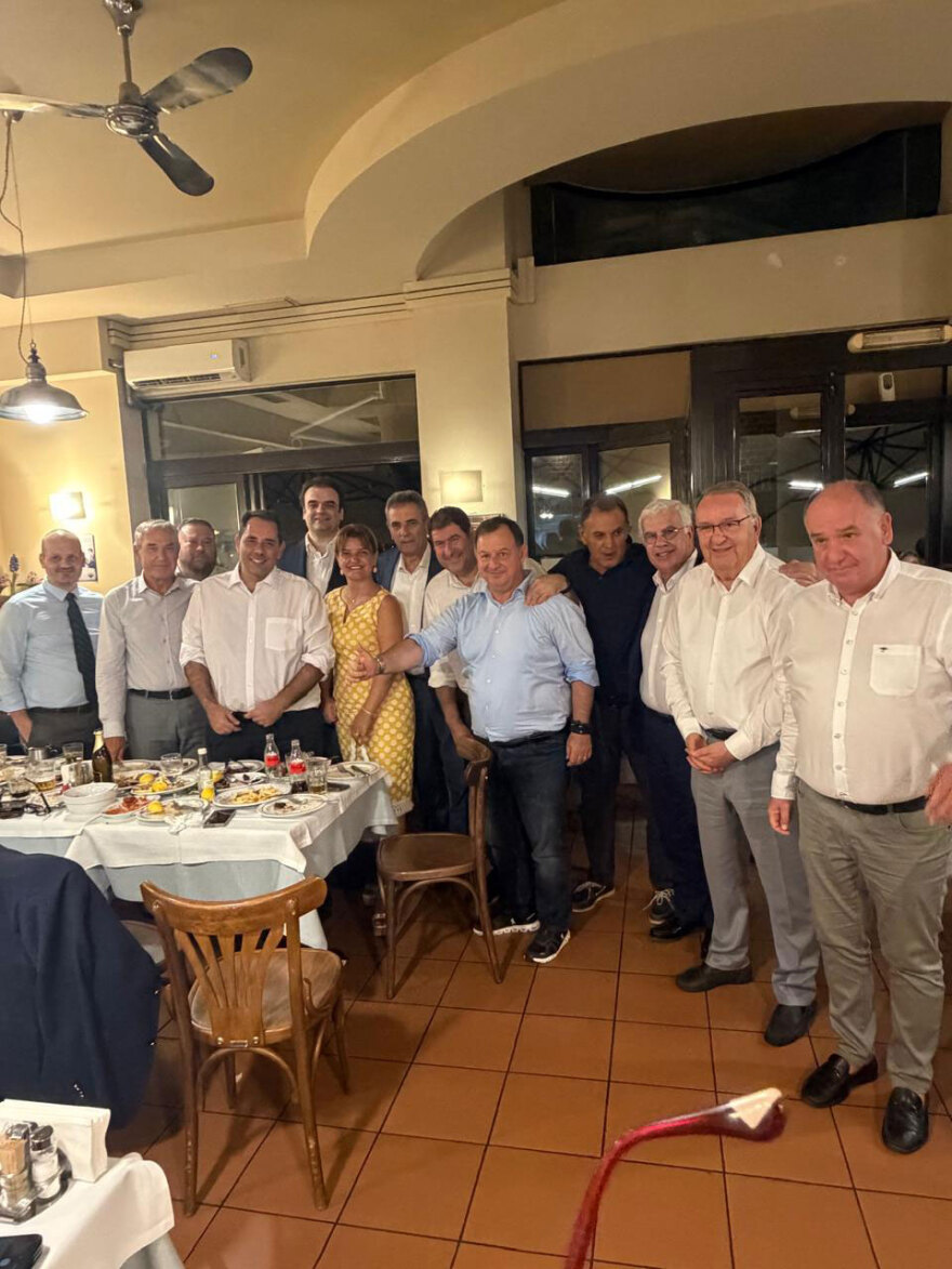 Δείπνο Πιερρακάκη με 45 βουλευτές της ΝΔ από τη βόρεια Ελλάδα: Σουτζουκάκια και γύρος στη θρυλική «Διαγώνιο», δείτε φωτογραφίες