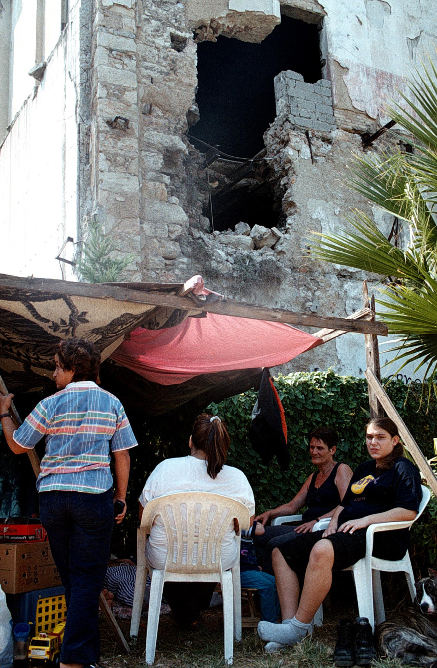 Τα 15 δευτερόλεπτα που άλλαξαν για πάντα την Αθήνα μέσα από 15 φωτογραφίες: 27 χρόνια από τον φονικό σεισμό του 1999