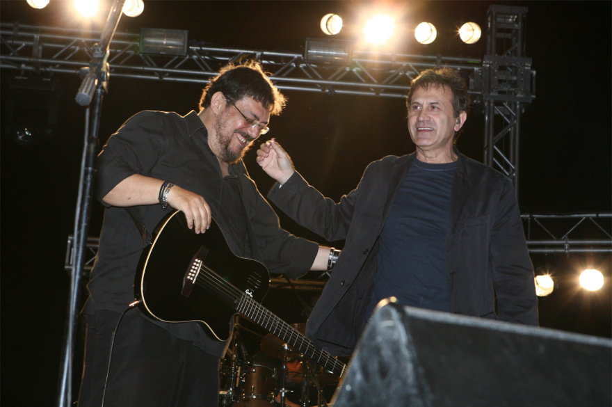 Πώς ο Μαχαιρίτσας από την αποθήκη μιας δισκογραφικής και το νεκροταφείο του Παρισιού άλλαξε το ελληνικό ροκ - Οι Τερμίτες και η ιστορία πίσω από το Διδυμότειχο Blues