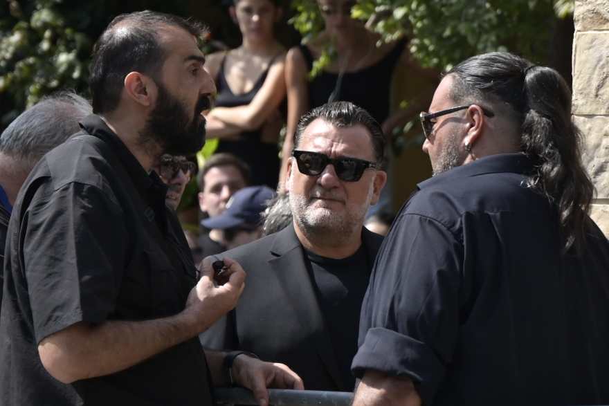 Με δάκρυα στα μάτια οι φίλοι και συνεργάτες του Γιώργου Μαζωνάκη στο τελευταίο αντίο