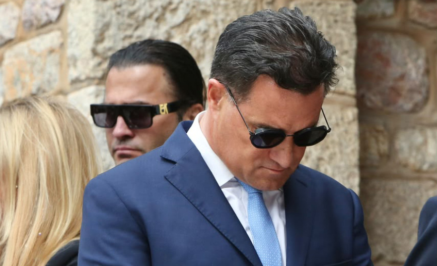 Με δάκρυα στα μάτια οι φίλοι και συνεργάτες του Γιώργου Μαζωνάκη στο τελευταίο αντίο
