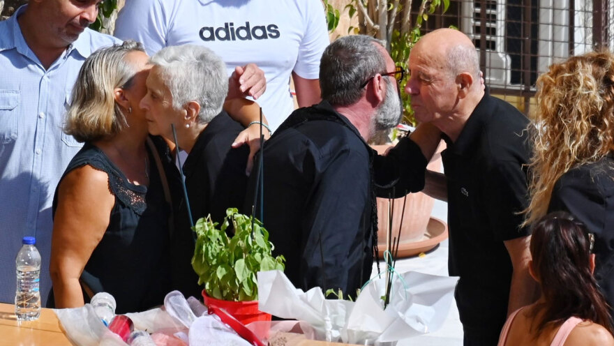 Συντετριμμένη η οικογένεια του Γιώργου Μαζωνάκη στο τελευταίο αντίο, στο πλευρό της συνάδελφοι του τραγουδιστή