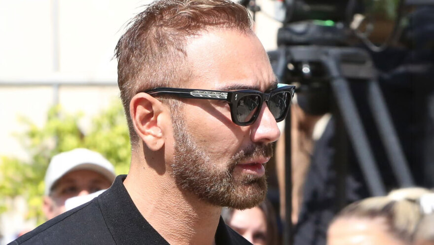 Συντετριμμένη η οικογένεια του Γιώργου Μαζωνάκη στο τελευταίο αντίο, στο πλευρό της συνάδελφοι του τραγουδιστή