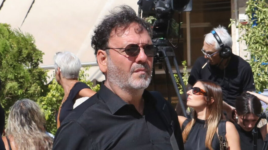 Συντετριμμένη η οικογένεια του Γιώργου Μαζωνάκη στο τελευταίο αντίο, στο πλευρό της συνάδελφοι του τραγουδιστή