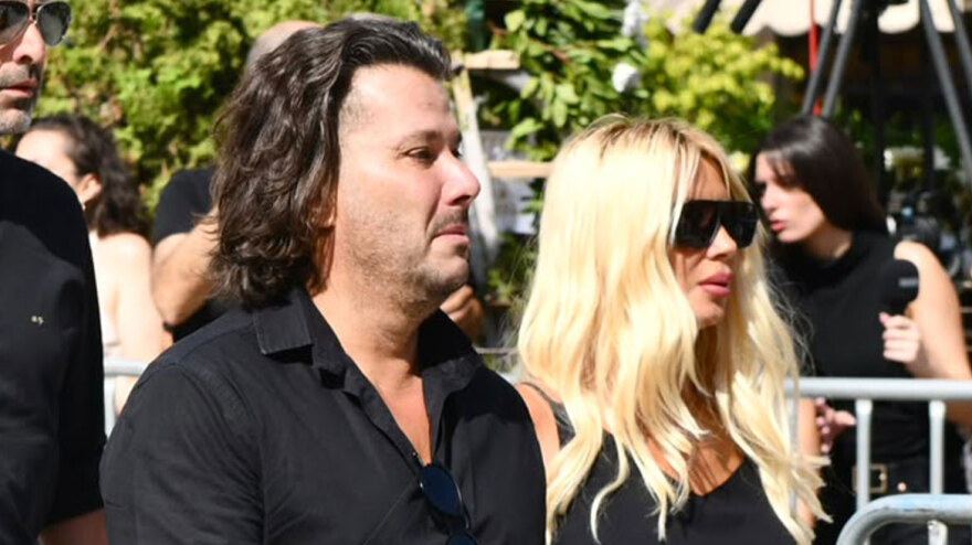 Συντετριμμένη η οικογένεια του Γιώργου Μαζωνάκη στο τελευταίο αντίο, στο πλευρό της συνάδελφοι του τραγουδιστή