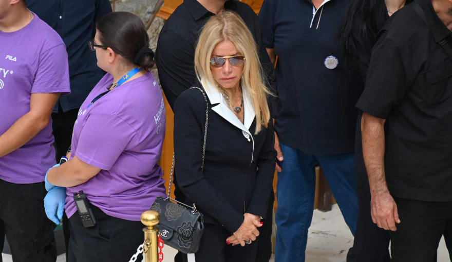 Με δάκρυα στα μάτια οι φίλοι και συνεργάτες του Γιώργου Μαζωνάκη στο τελευταίο αντίο