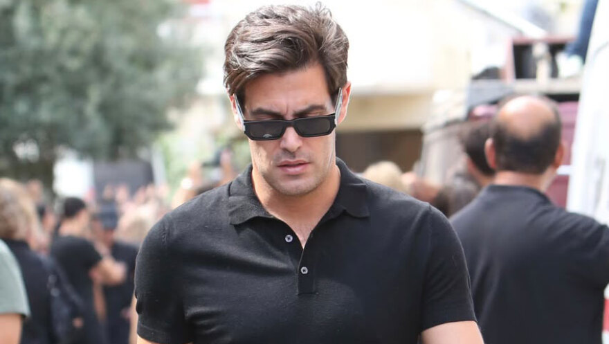 Συντετριμμένη η οικογένεια του Γιώργου Μαζωνάκη στο τελευταίο αντίο, στο πλευρό της συνάδελφοι του τραγουδιστή
