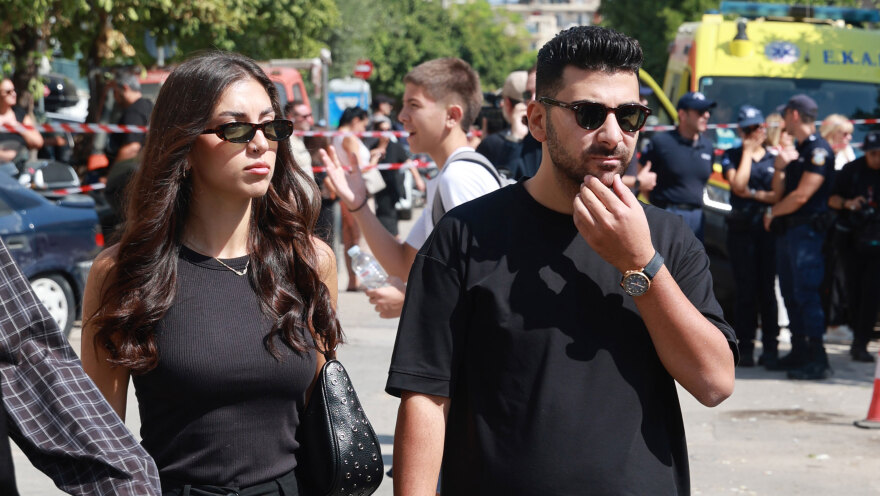 Συντετριμμένη η οικογένεια του Γιώργου Μαζωνάκη στο τελευταίο αντίο, στο πλευρό της συνάδελφοι του τραγουδιστή