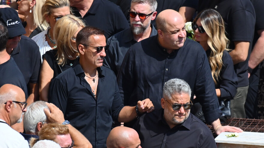 Συντετριμμένη η οικογένεια του Γιώργου Μαζωνάκη στο τελευταίο αντίο, στο πλευρό της συνάδελφοι του τραγουδιστή
