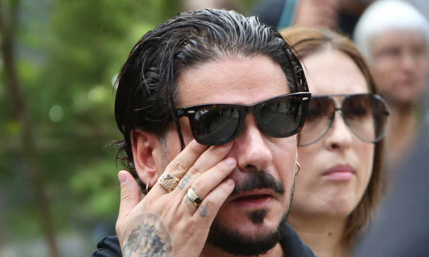 Με δάκρυα στα μάτια οι φίλοι και συνεργάτες του Γιώργου Μαζωνάκη στο τελευταίο αντίο