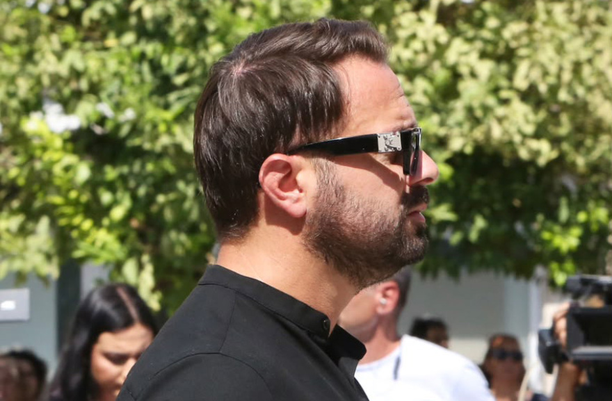 Συντετριμμένη η οικογένεια του Γιώργου Μαζωνάκη στο τελευταίο αντίο, στο πλευρό της συνάδελφοι του τραγουδιστή