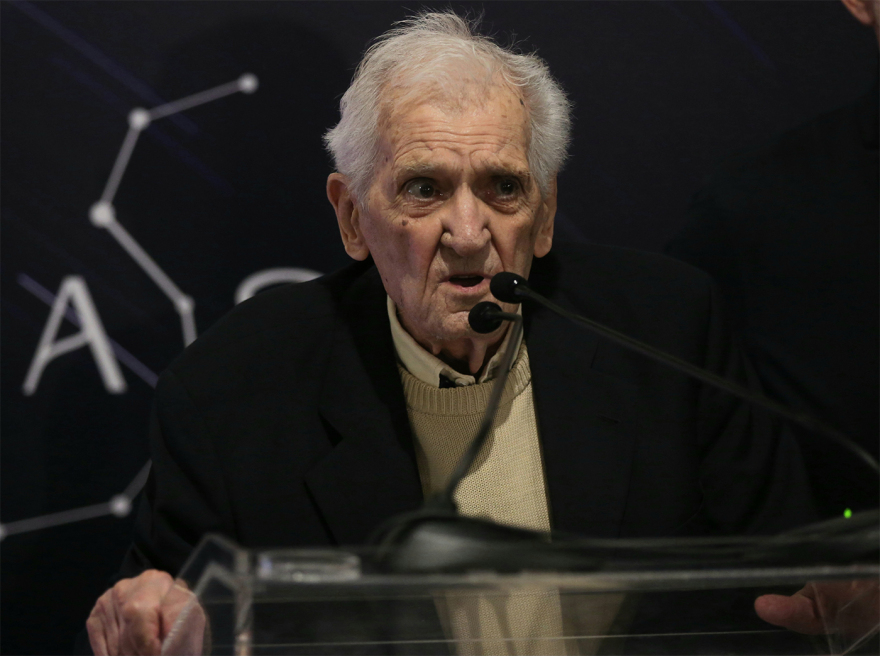 «Συναστρία»: Εικαστικά και ποίηση συναντώνται στην Εθνική Βιβλιοθήκη, η συγκινητική παρουσία του Τίτου Πατρίκιου