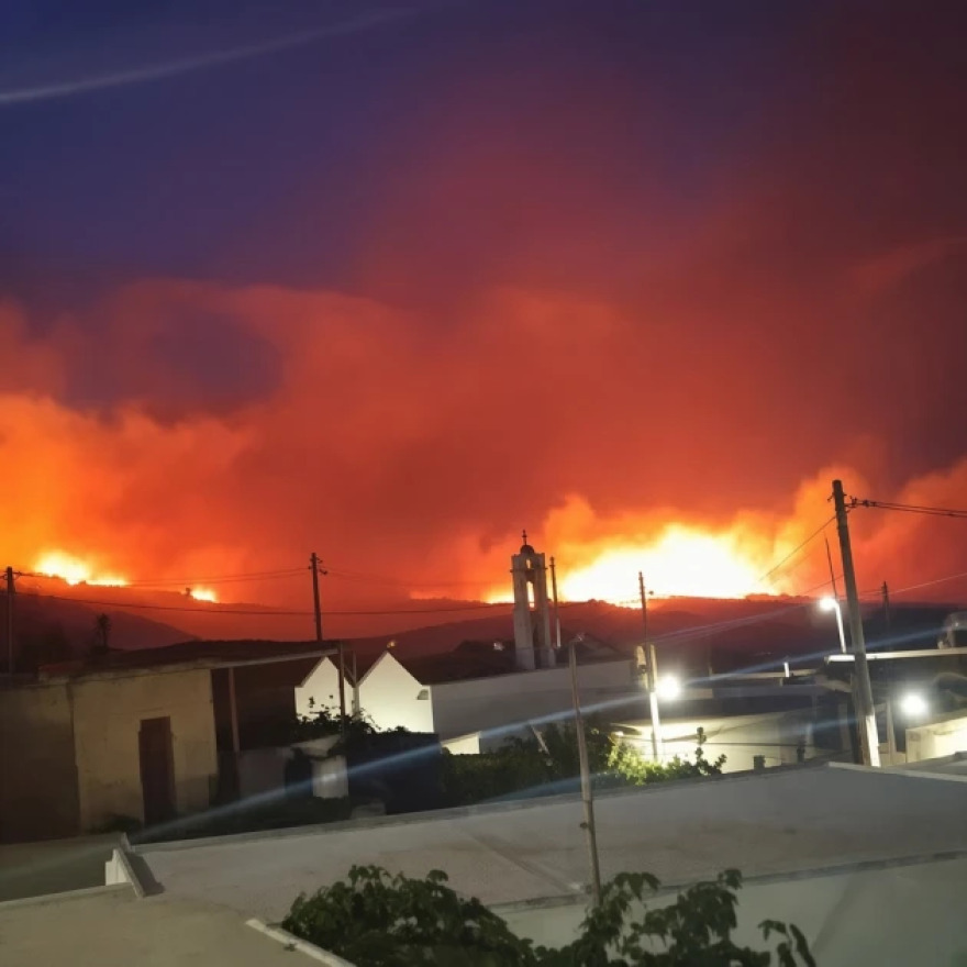 Μαίνεται η φωτιά στη Σητεία: Επιχειρούν πάνω από 100 πυροσβέστες, μάχη με τις φλόγες τη νύχτα και διαδοχικές εκκενώσεις