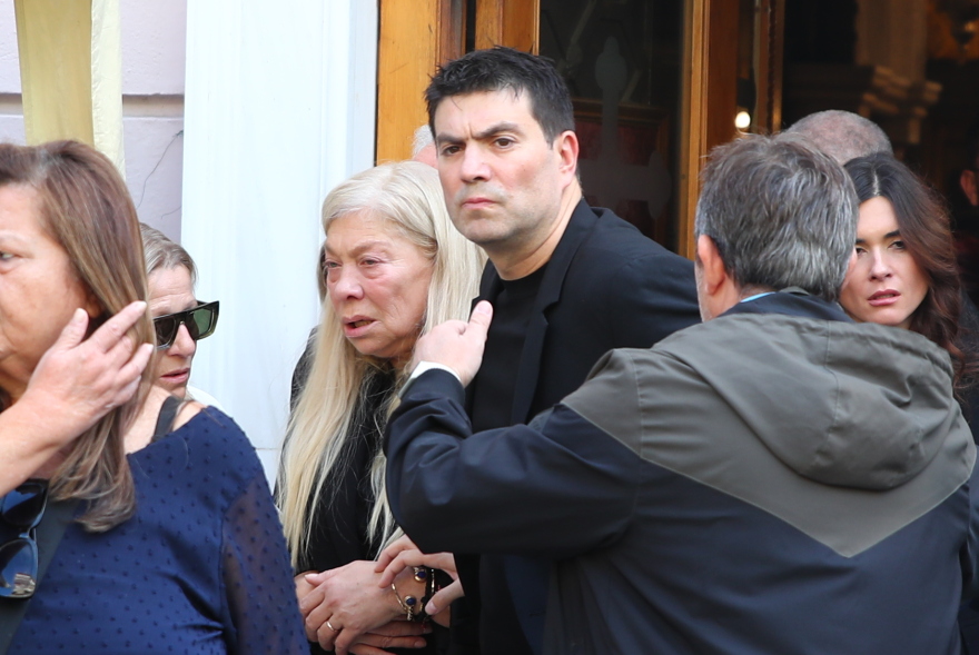 Συγγενείς, φίλοι και άνθρωποι του ελληνικού μπάσκετ είπαν το τελευταίο αντίο στον Σούλη Μαρκόπουλο: Συντετριμμένη η οικογένειά του 