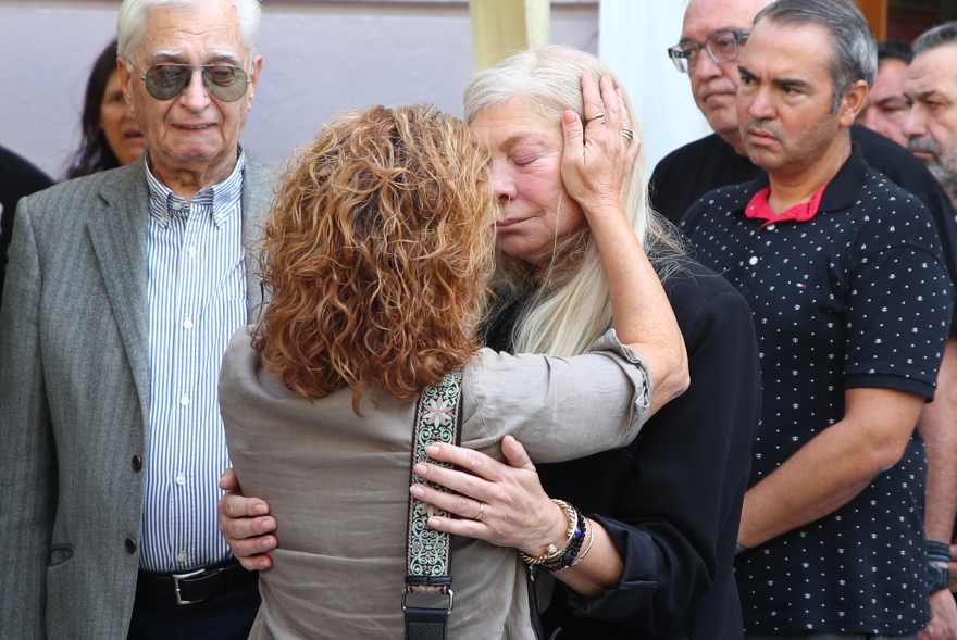 Συγγενείς, φίλοι και άνθρωποι του ελληνικού μπάσκετ είπαν το τελευταίο αντίο στον Σούλη Μαρκόπουλο: Συντετριμμένη η οικογένειά του 