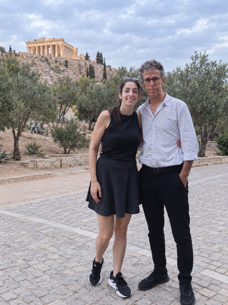Μουσικός του δρόμου, μητέρα 4 τεσσάρων παιδιών και βιοπληροφορικός: Η ιστορία της 29χρονης Δώρας Ζορμπά που παίζει πιάνο κάτω από την Ακρόπολη