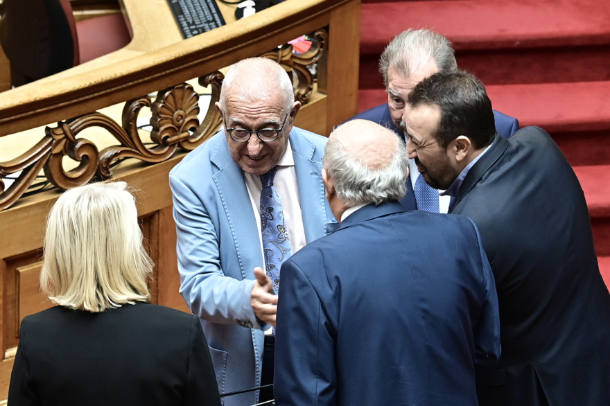 Ο αγιασμός της Βουλής: Οι παρέες και τα πηγαδάκια, ποιοι μίλησαν με ποιους - Δείτε φωτογραφίες