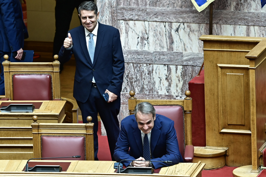 Ο αγιασμός της Βουλής: Οι παρέες και τα πηγαδάκια, ποιοι μίλησαν με ποιους - Δείτε φωτογραφίες