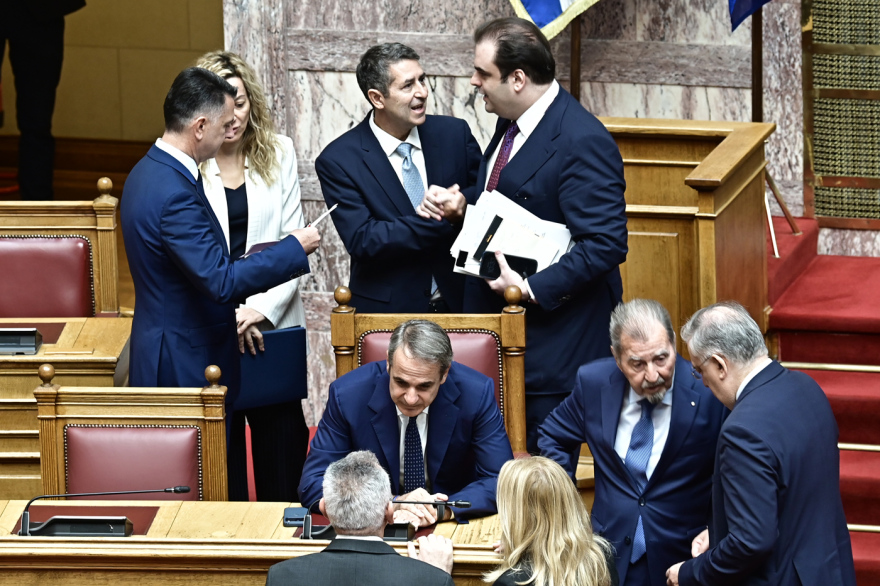 Ο αγιασμός της Βουλής: Οι παρέες και τα πηγαδάκια, ποιοι μίλησαν με ποιους - Δείτε φωτογραφίες