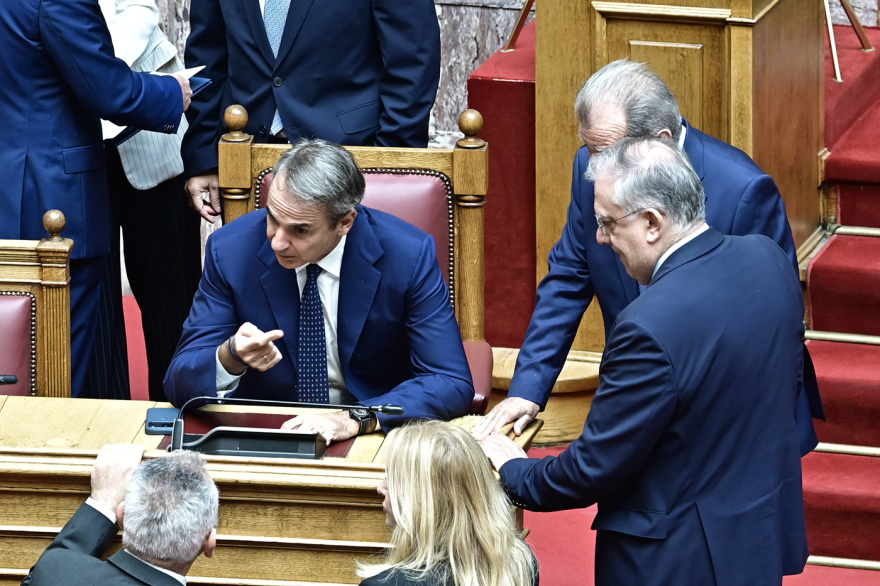 Ο αγιασμός της Βουλής: Οι παρέες και τα πηγαδάκια, ποιοι μίλησαν με ποιους - Δείτε φωτογραφίες