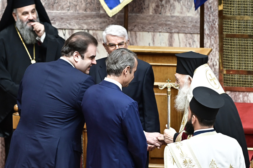 Ο αγιασμός της Βουλής: Οι παρέες και τα πηγαδάκια, ποιοι μίλησαν με ποιους - Δείτε φωτογραφίες