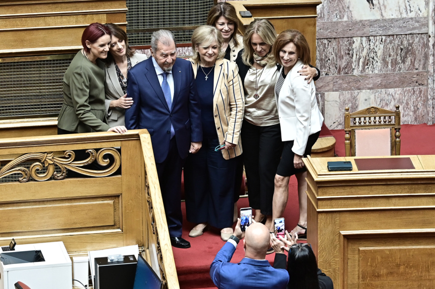 Ο αγιασμός της Βουλής: Οι παρέες και τα πηγαδάκια, ποιοι μίλησαν με ποιους - Δείτε φωτογραφίες